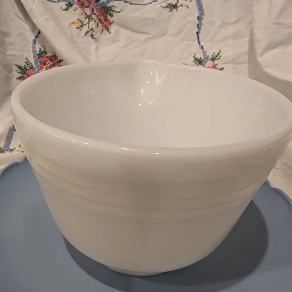 Pyrex White Mixing Bowl - Picture 4 of 8